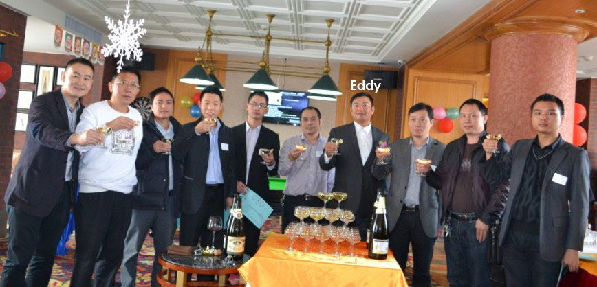 Eddy与获奖的代理商代表举杯庆贺